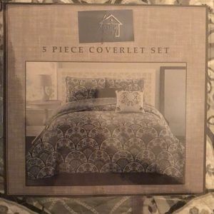 NEW Queen 5 piece coverlet set